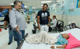 Fiore acompañó a Pavón en su visita a los niños del Hospital Mario Catarino Rivas y dice que le alegra que las condiciones de los mismos estén mejorando. Foto Neptalí Romero
