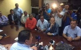 Algunos directivos durante la reunión de este jueves. Foto cortesía @fesfut_sv