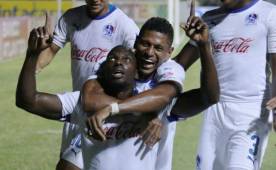Carlo Costly celebrando con el goleador de la noche Javier Estupiñán.