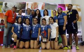 Las muchachas de la Saints Peter que ganaron el segundo lugar.