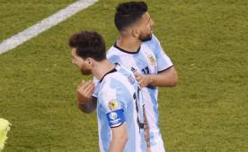 Agüero trata de consolar a un Messi abatido después de la tanda de penales. Foto AFP.