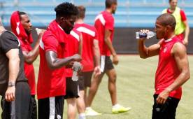 Los jugadores de Canadá ya sintieron el clima de San Pedro Sula y durante el reconocimiento de cancha del Olímpico se la pasaron hidratándose. Fotos Neptalí Romero