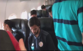 Bryan Ruiz firma un autografo a un aficionado que viaja junto a ellos rumbo a Honduras.
