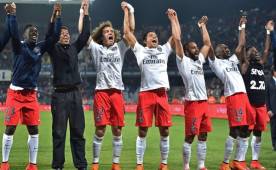 Jugadores del PSG celebraron con su afición la obtención de su quinto título. (Fotos: AFP)