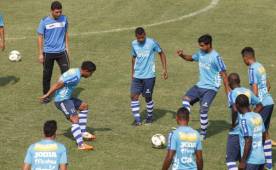 Los jugadores catrachos realizaron ejercicios precompetitivos durante la mañana de este martes.