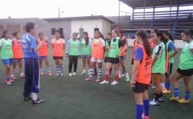 El entrenador nacional Miguel Escalante comanda a la Selección femenina de Honduras Sub-20.