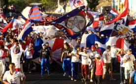 La afición del Olimpia se hizo presente desde temprano al estadio Nacional de Tegucigalpa. FOTO Ronal Aceituno