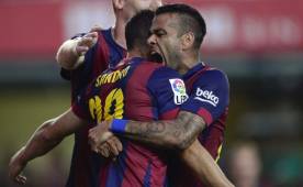 El canterano Sandro Ramírez marcó el tanto del triunfo del Barcelona ante Villarreal en El Madrigal, aquí es felicitado por Alves. Foto AFP