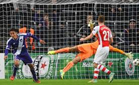 Andy Najar logró vencer al portero del Arsenal, al final su equipo terminó cayendo.