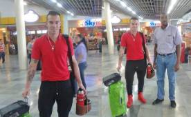 Richard Rodríguez fue recibido en el aeropuerto Ramón Villeda Morales por los directivos del Platense. (FOTO: Kevin René Manzanares).