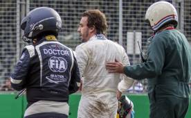 El monoplaza de Alonso salió despedido por el aire, dando dos vueltas de campana.