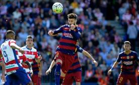 Momento en que Piqué saca un remate de cabeza. Foto AFP.