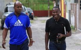 El hondureño Gilberto Yearwood cuando conversaba con Limber Pérez sobre la experiencia de haber dirigido en El Salvador. Foto Juan Salgado