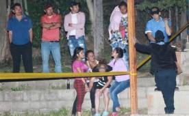 Oficiales de Inspecciones Oculares lograron contabilizar unos 30 casquillos de bala en el campo.