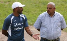 El gerente de Motagua, Marvin Fonseca (derecha) en una de las visitas que hizo al campo de entrenamiento. Aquí platica con el asistente técnico Ninrod Medina.
