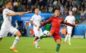 Kari Arnason marca a Cristiano en una de las acciones donde el portugués buscó anotar. FOTO EFE