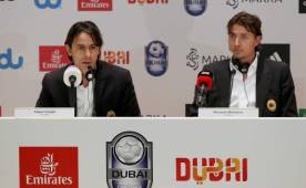 Filippo Inzaghi junto al capitán Riccardo Montolivo brindando conferencia de prensa.(EFE)