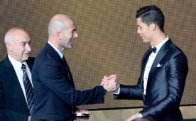 Zinedine Zidane con Cristiano Ronaldo durante una gala.