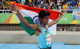 Tras conquistar el oro Paralímpico, Mariyappan Thangavelu lució la bandera de su país, India.