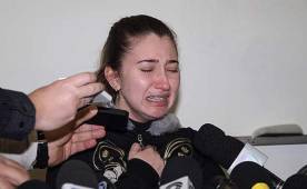 Patricia Moreira de 23 años se mostró visiblemente afectada ante los medios. (Foto: Folha do Sao Paulo)