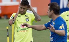 Neymar dio el susto, pero luego se aclaró que su lesión no era nada de gravedad. FOTO AFP