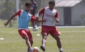 El mediocampista Gerson Rodas en pleno entrenamiento con el Olimpia disputando el balón German 'El Patón' Mejía.