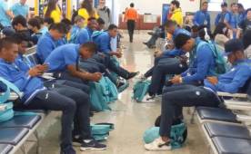 Los seleccionados hondureños en el aeropuerto de Belo Horizonte cuando arribaron junto a los coreanos para el partido del sábado por los cuartos de final.