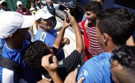 Momento en que aficionados pedían autógrafos a Pinto para luego