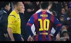 Messi se tomó el costo de ir hasta donde el árbitro asistente para pedirle una tarjeta para Cristiano por el encontronazo con Mascherano.