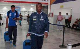 Carlos 'Calolo' Palacios a su arribo al aeropuerto Ramón Villeda Morales. (Fotos: Melvin Cubas)