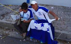La pareja llegó identificada con la camiseta y una bandera de la Bicolor.