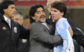 Tras haberlo criticado días atrás, Diego Maradona suplica a Leo Messi que siga en la selección de Argentina. Foto AFP