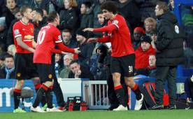 Marouane Fellaini abrió el marcador y fue a celebrarlo a la banca de Manchester United. (EFE)