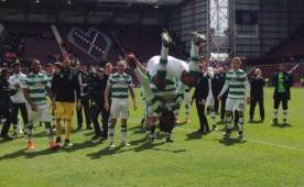 La celebración de los jugadores del Celtic. Al costado derecho de la foto, aparece Emilio Izaguirre.