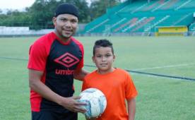 Emil Martínez se recupera luego de los dolores de su rodilla izquierda, disfruta de cada momento con su pequeño hijo. Foto DIEZ.