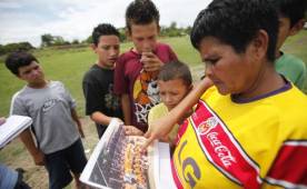 Con la camiseta del Morelia donde jugó Pavón, le muestra a los niños una foto del cuadro juvenil de 1987.