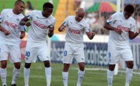 Pablo Vázquez, Omar Guerra y 'Choco' Lozano no perdonaron al Vida, aquí celebran el tercer tanto merengue. Foto Juan Salgado