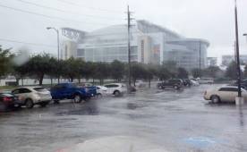 Por la tarde comenzó a llover en el NRG Stadium, pese a ello se jugará a estadio lleno el amistoso Honduras-México. Foto Jorge Ferman / Enviado