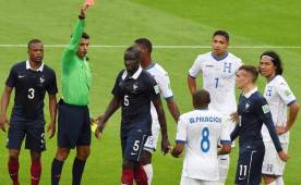 El árbitro Ricci mostró una doble amarilla a Wilson Palacios que le costó la roja.