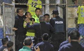 La Policía tuvo que hacer valer su presencia ante los aficionados. (FOTO: El Gráfico)