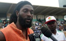 Emmanuel Adebayor actualmente está sin equipo tras salir del Crystal Palace.