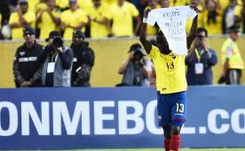 Luego de anotar el primer gol, Enner Valencia mostró su apoyo a sus compatriotas lesionados Felipe Caicedo y Miller Bolaños.