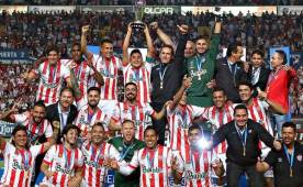 Brayan Beckeles y el Necaxa levantando el título del Clausura que le valió para pelear por el ascenso.