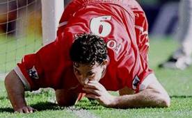 El delantero inglés del Liverpool Robie Fowler siempre será recordado, más que por sus incontables goles, por la celebración de uno que levantó controversia entre el mundo del fútbol, sobre todo en Inglaterra.