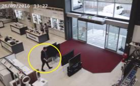 El sujeto terminó botando los 4 televisores que habían en el lugar.