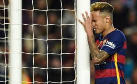 La frustración de Neymar tras la derrota contra el Valencia.