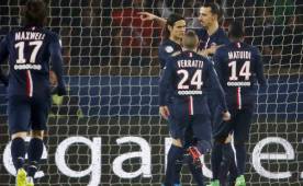 Zlatan Ibrahimovic anotó los tres goles del PSG al Lorient.