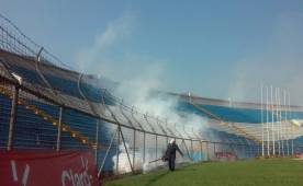 Personal de salud fumigando el estadio Olímpico.