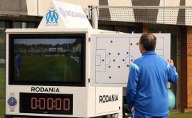 Marcelo Bielsa revisa su creación para optimizar el funcionamiento de sus jugadores.