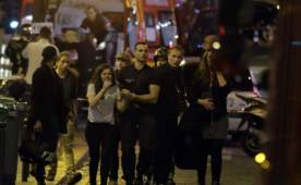 Esta joven llora desconsolademente instantes después del ataque terrorista en Francia.